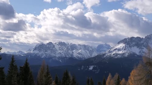 Nuages et nature paysagère en montagne en hiver