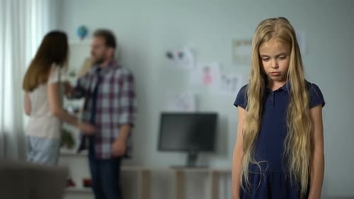 Enfant souffrant de querelles constantes entre parents, agression dans la famille