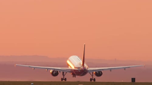 Jetflugzeug startet bei Sonnenuntergang