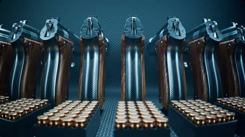 Glänzende Pistolen mit Kugeln. Waffen. Munitionsdepot. Munitionsdeponie. Militärische Ausrüstung.