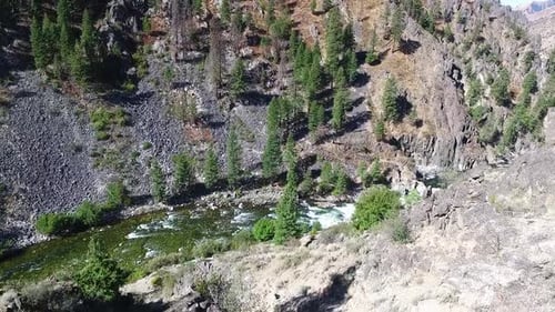 Vue aérienne d'une rivière qui coule rapidement au fond d'un canyon escarpé dans les Rocheuses