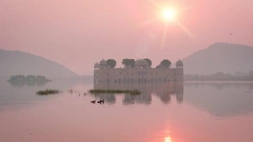 Le
palais aquatique romantique du Jal Mahal et un ciel de rose serein au lever du soleil à Jaipur. Rajasthan, Inde