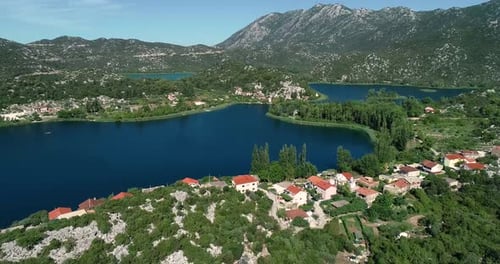 Vista aérea de un lugar para practicar kitesurf en el río del valle del delta del Neretva.
