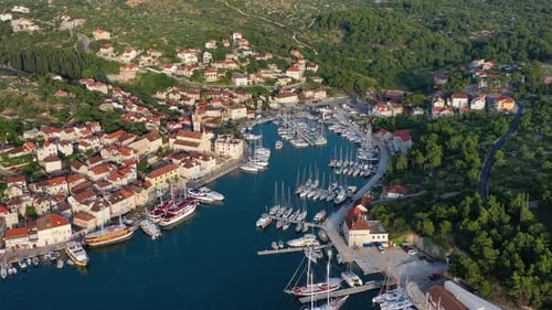 Kroatien. Luftaufnahme der Stadt, Urlaub und Abenteuer, Stadt und Meer