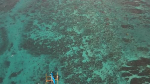 Segelboot im Blauen Meer. Boracay Island Philippinen