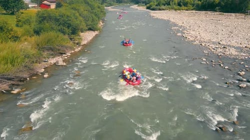 Luftaufnahme Rafting Viele Boote auf einem Gebirgsfluss zum Rafting