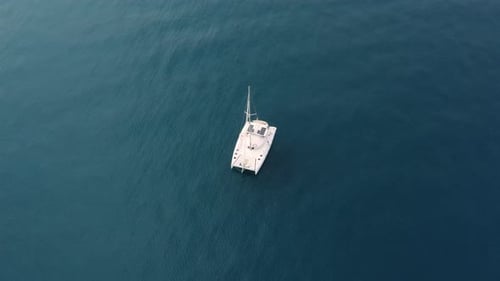 vista aérea de un catamarán amarrado en mar tranquilo
