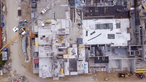 Construcción de un edificio residencial. Grúas y obras de construcción. Imágenes de Zumbido. Mira hacia abajo, sobrevuelo