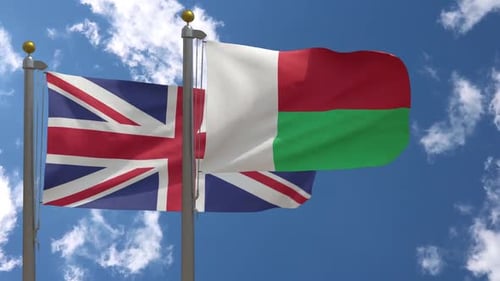 Drapeau du Royaume-Uni contre le drapeau de Madagascar sur le mât