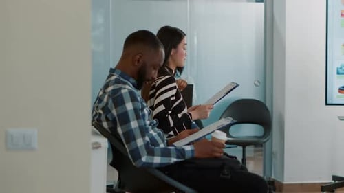 Un employé demande à une femme de se joindre à une réunion d'entretien