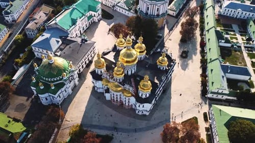 Luftaufnahme des alten Kiewer Höhlenklosters, eines historischen orthodoxen christlichen Klosters
