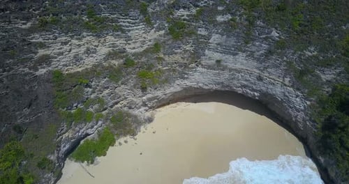 Drohnenaufnahme einer einsamen, einsamen Strandküste aus der Luft.