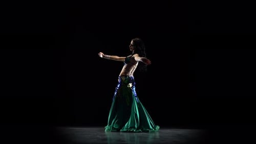 Fille orientale dansant sur fond noir