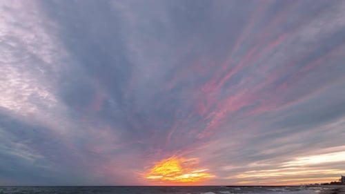 Colorido lapso de tiempo en el atardecer