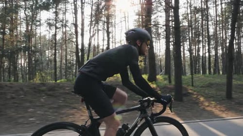 Fahrradfahrer treten auf dem Fahrrad