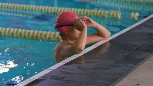 Treinamento de nadador em uma piscina