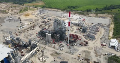 Produktionsstrukturen in einer Holzbearbeitungsfabrik. Holzverarbeitungsproduktion in der Ukraine. Kronospan