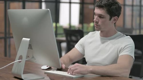 Mann arbeitet am Computer