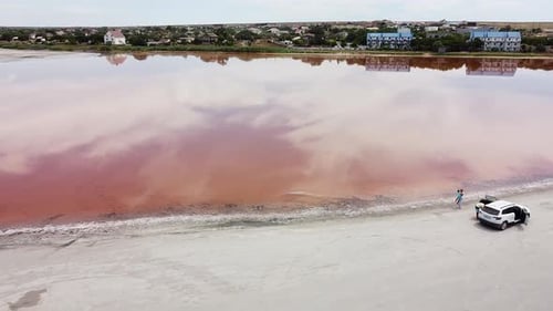 Belle vue sur le lac rose salé dans la région des steppes, 15 juillet 2020, Crimée, Olenevka. La vue