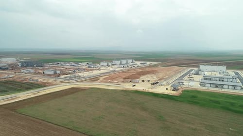 Luftaufnahme auf leerem Feld auf der Baustelle