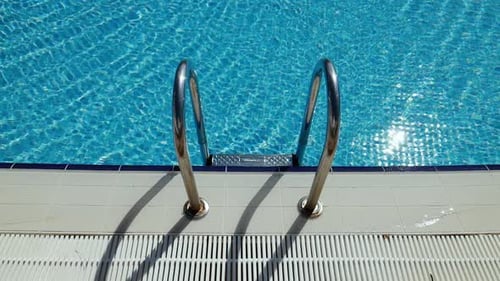 Haltegriffe, Leiter im Schwimmbad