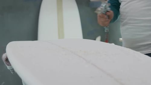 Männlicher Surfbrettmacher in seiner Werkstatt