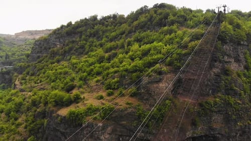 Des godets sur un système de câbles bidirectionnels transportent la charge de la mine, Chiatura