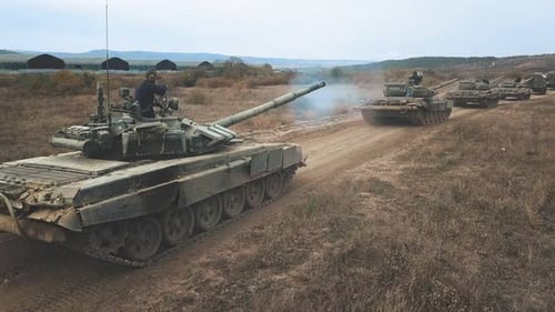 Soldats et véhicules de transport sur une route boueuse