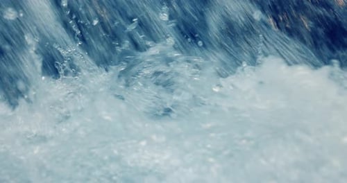 Rio de montanha na floresta em câmera lenta