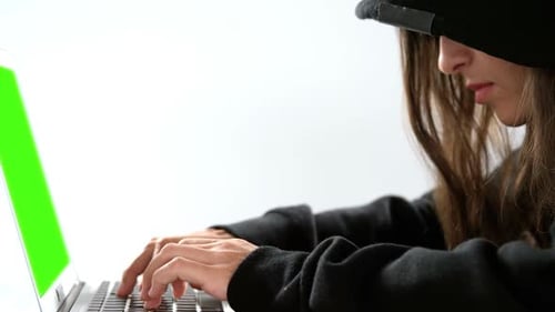 Hacker do sexo feminino usando laptop