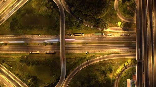 4K : Vue aérienne par Drone Hyperlapse de la route de jonction à plusieurs niveaux de l'autoroute.