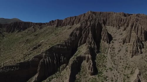 Scène aérienne avec des drones. Caméra en avant au bord des montagnes. Mendoza, Argentine.