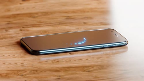 Ein Smartphone, das das Synchronisierungssymbol anzeigt. Synchronisation läuft. Daten synchronisieren.