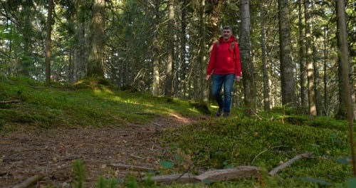 Tourist Guy mit Rucksack beim Wandern auf Abenteuerreise in Naturlandschaft