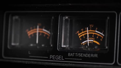 Vúmetros analógicos en indicadores de flecha de grabadora de cinta estéreo de color negro