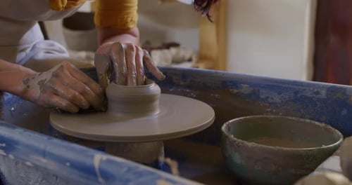 Jeune potière travaillant dans son atelier