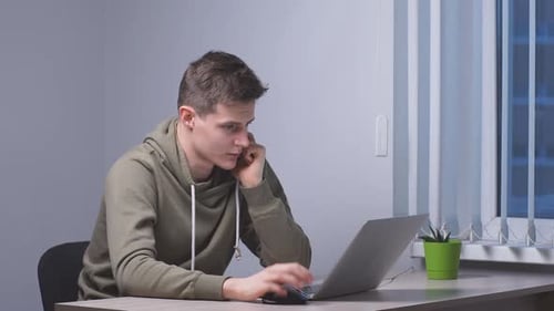 Junger Manager arbeitet nachts