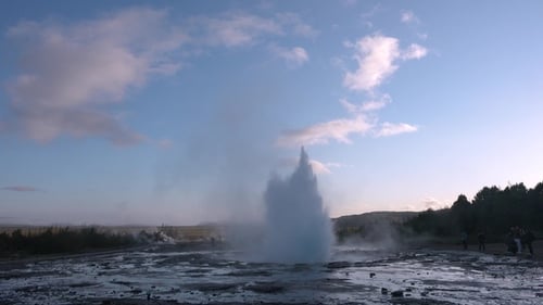 Umwelt. Island. Geysir in berühmter Touristenattraktion. Dampf aus der Fumarole im geothermischen Gebiet.