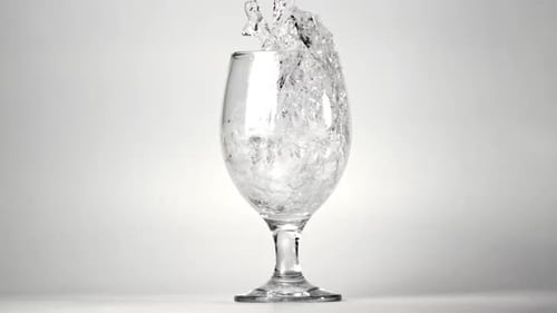 El agua a cámara superlenta se vierte en la bañera de hidromasaje de cristal