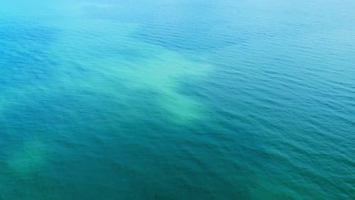 4K-Luftdrohnenaufnahme wunderschöner Meereswellen, Flug über das Meer.