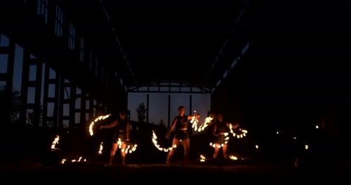 Zeitlupen-Feuershow im Hangar Show Drei Künstlerinnen und einen Mann mit Flammenwerfern