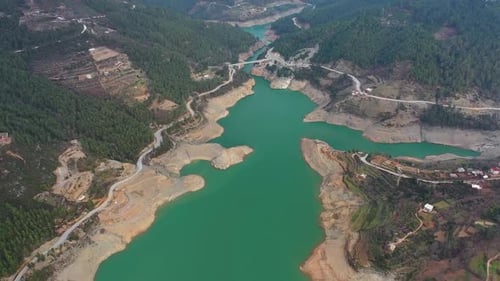 Une grande rivière en Turquie filmée sur un Drone