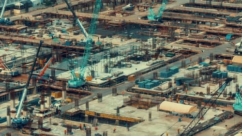 Zeitraffer einer Baustelle mit schweren Baumaschinen in Metropolis