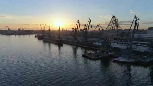 Schifffahrt, Luftaufnahme des industriellen Frachthafens mit Kränen zum Be- und Entladen von Schiffen von
