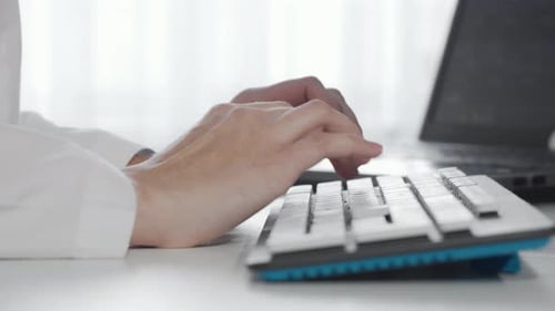 Abgeschnittene Aufnahme weiblicher Hände beim Tippen auf der Computertastatur