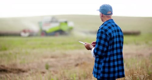 Agricultor agrícola que examina la agricultura moderna
