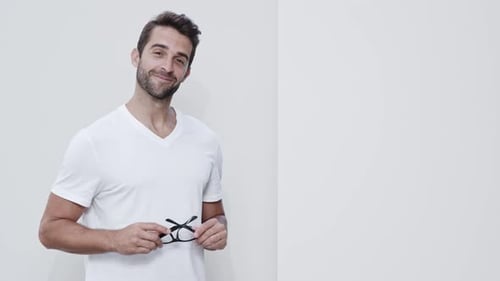 Cara olhando para a parede