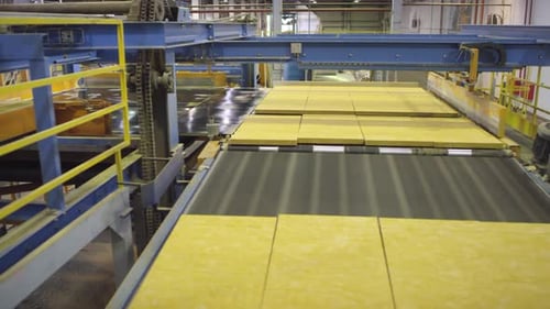 Schneiden Sie Platten aus Mineralwolle in automatisierter Produktionslinie