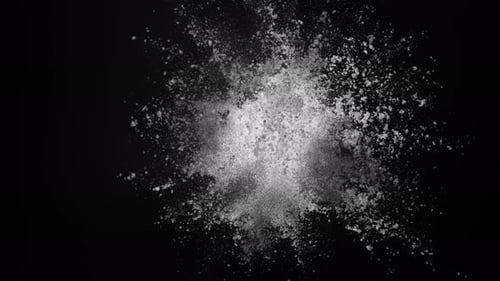Poudre blanche qui explose sur fond noir au super Ralenti, photographiée avec Phantom Flex 4K