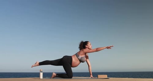 беременная занимается йогой